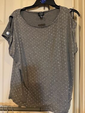 Jones New York Gray Short Sleeve Scoop Neck Top with Silver Dot Accents